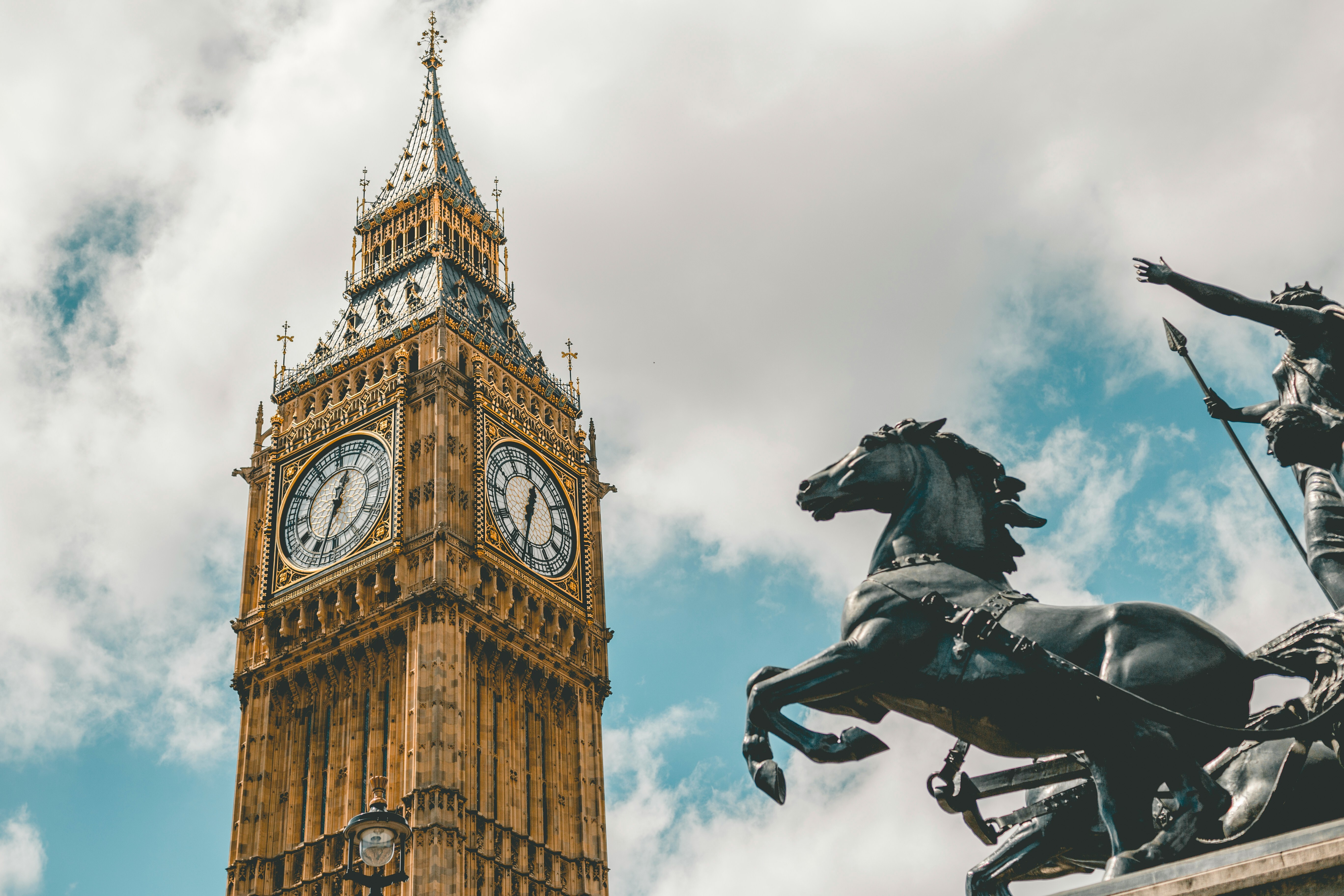 Europe United Kingdom Tour Packages Itineraries | The Ultimate London Experience Free Thames Cruise | Touron | Touron Holidays | Best Travel Agency