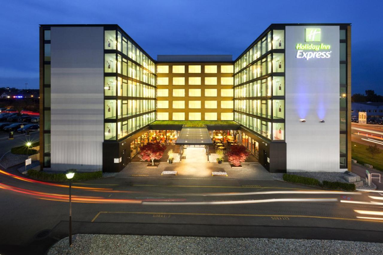 Holiday Inn Express Airport