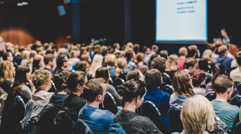 Billede af publikum til et foredrag