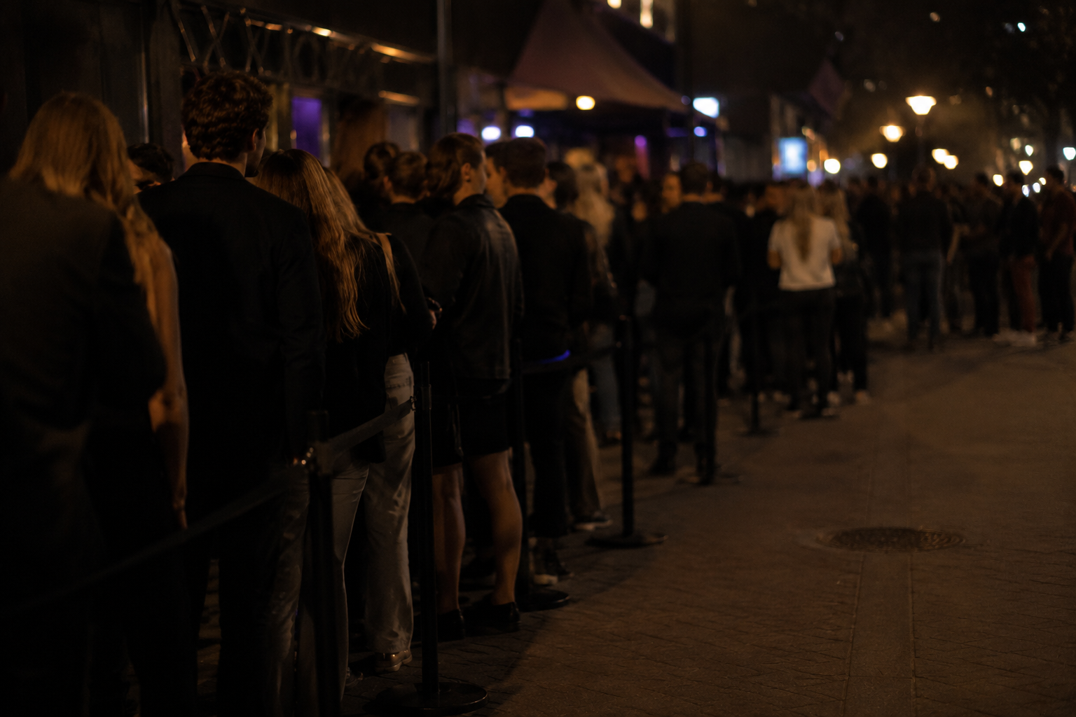 Billede af kø til arrangement om aftenen 